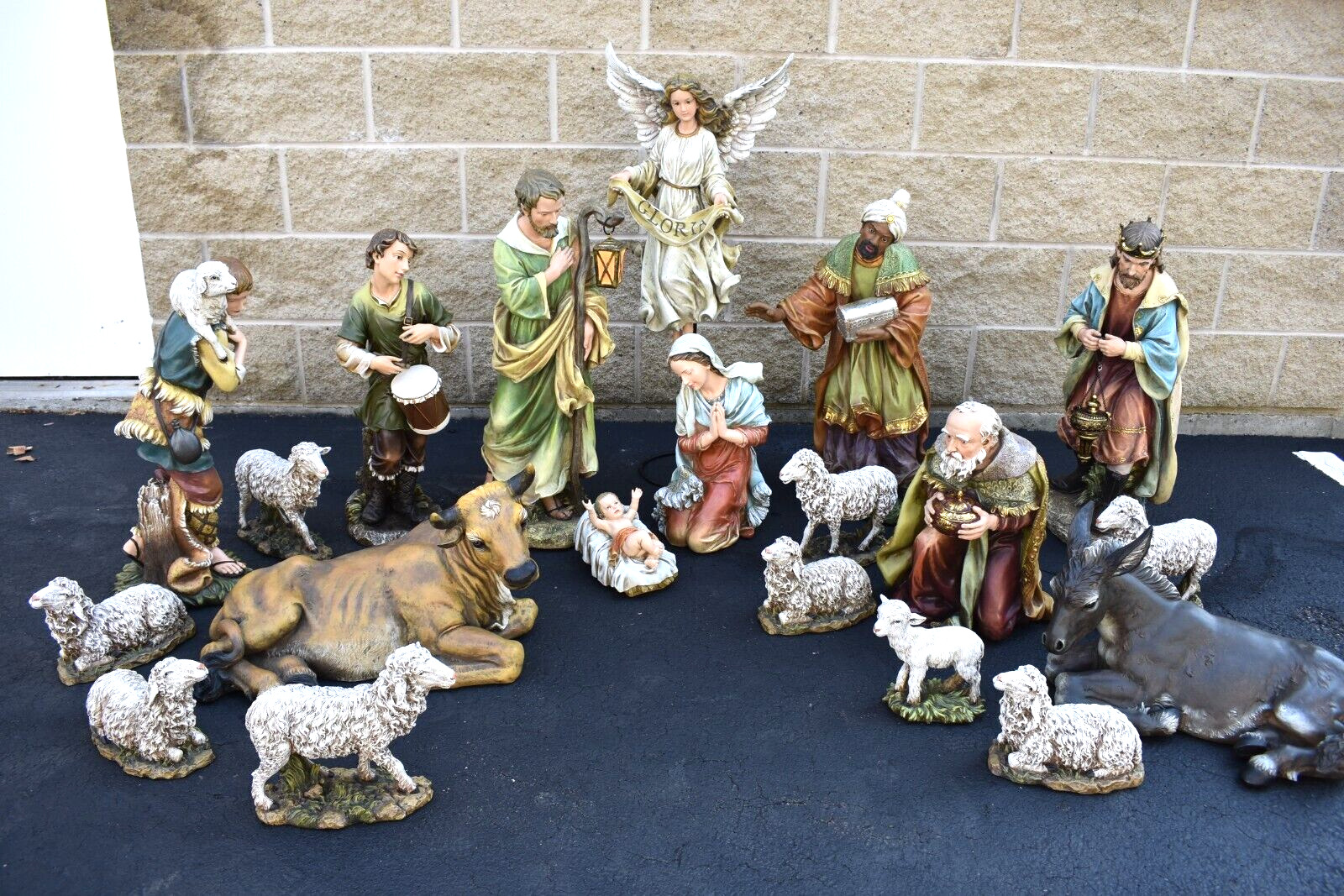 20 Piece Fontanini Nativity Set, Made in Italy, Resin, Very nice (BX7)