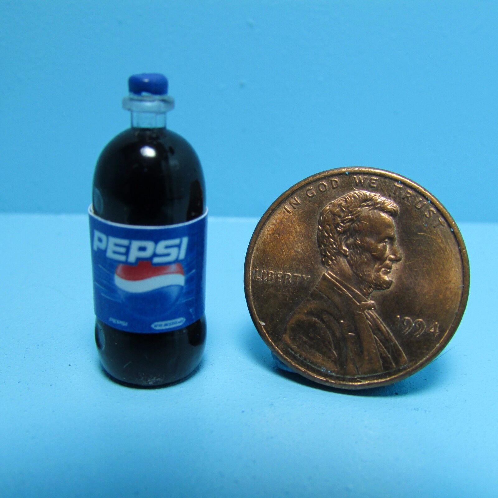 Dollhouse Miniature Detailed Replica 2 Litre Bottle of Pepsi G144
