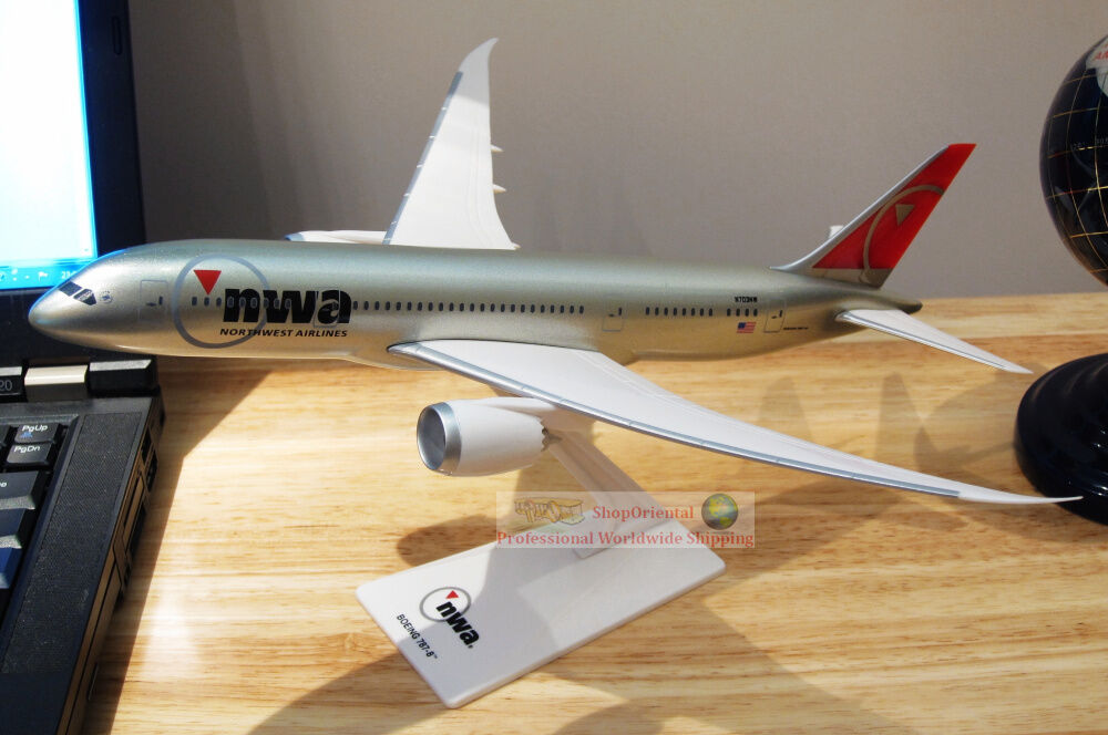 Boeing B 787-8 Dreamliner Northwest Airlines 1:200 Plane Display Model S35