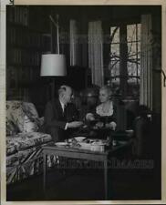 1953 Press Photo Mr. and Mrs. E.M. Humphrey in their Washington residence picture