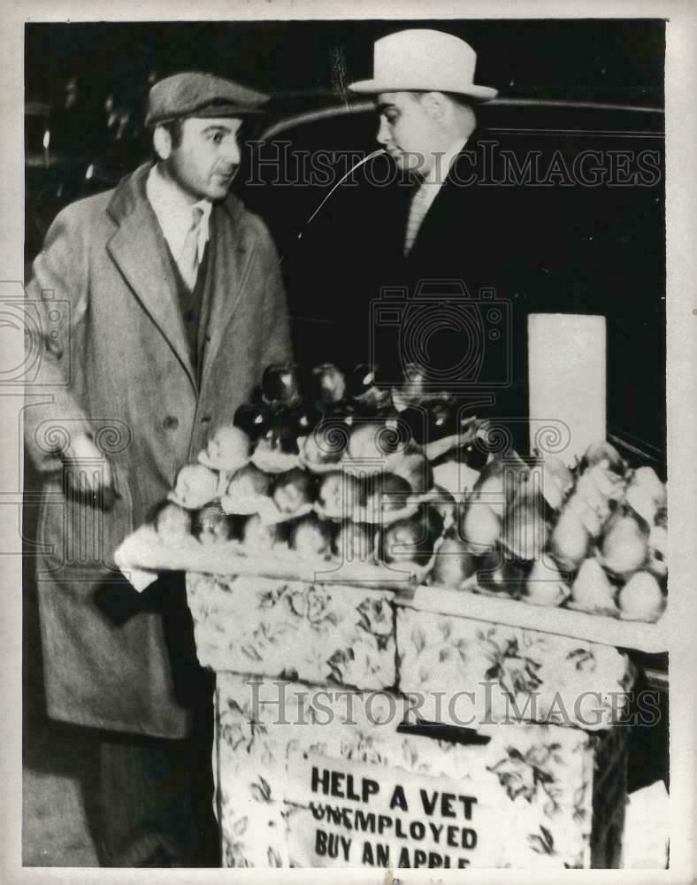 1931 Press Photo Al Capone passes Fruit Vendor in Chicago, Illinois - sra15528