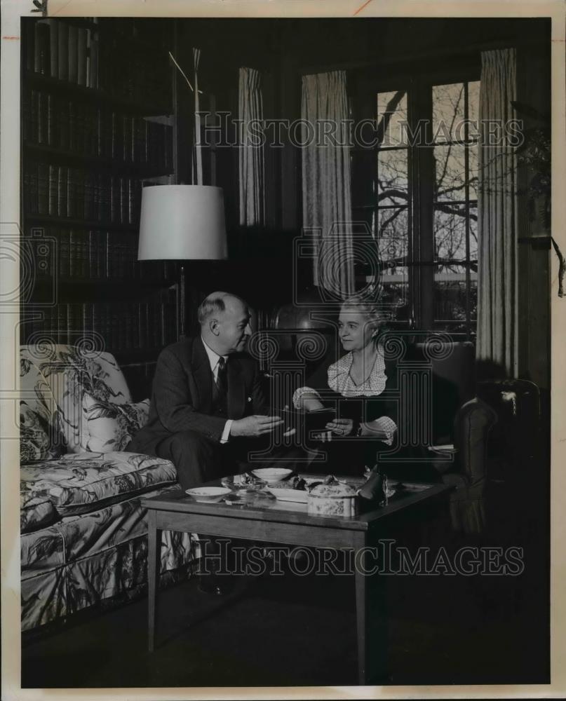 1953 Press Photo Mr. and Mrs. E.M. Humphrey in their Washington residence