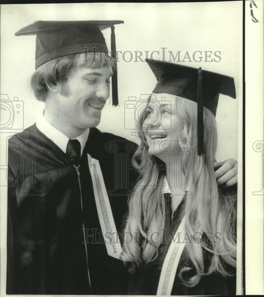 1975 Press Photo William & Mary Eads graduated with honors at Louisiana State 1975 Press Photo William & Mary Eads graduated with honors at Louisiana State