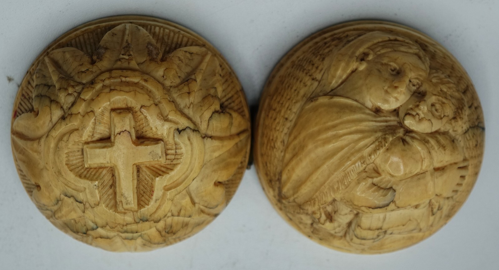 15TH CENTURY FRENCH DIPTYCH CHRISTAIN RELIC HAND CARVED NATIVITY GLOBE FORM 15TH CENTURY FRENCH DIPTYCH CHRISTAIN RELIC HAND CARVED NATIVITY GLOBE FORM