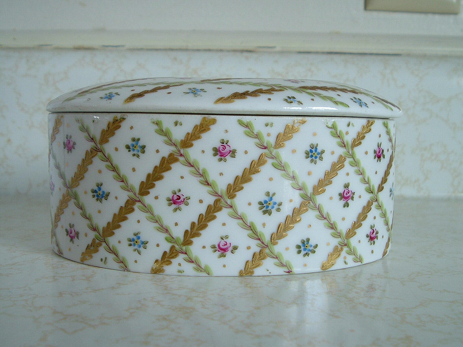 EARLY SEVRES SOFT PASTE PORCELAIN BOX 18th CENTURY 1759 1760 DATE LETTER G