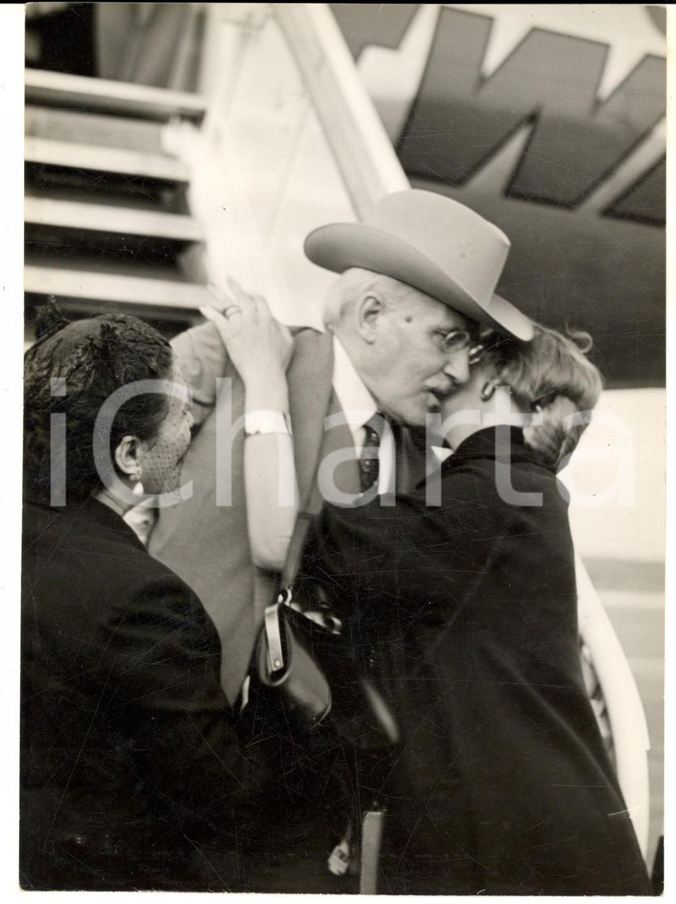 1953 MILAN MALPENSA Arturo TOSCANINI welcomed by his nephew Emanuela *Photo 1953 MILAN MALPENSA Arturo TOSCANINI welcomed by his nephew Emanuela *Photo