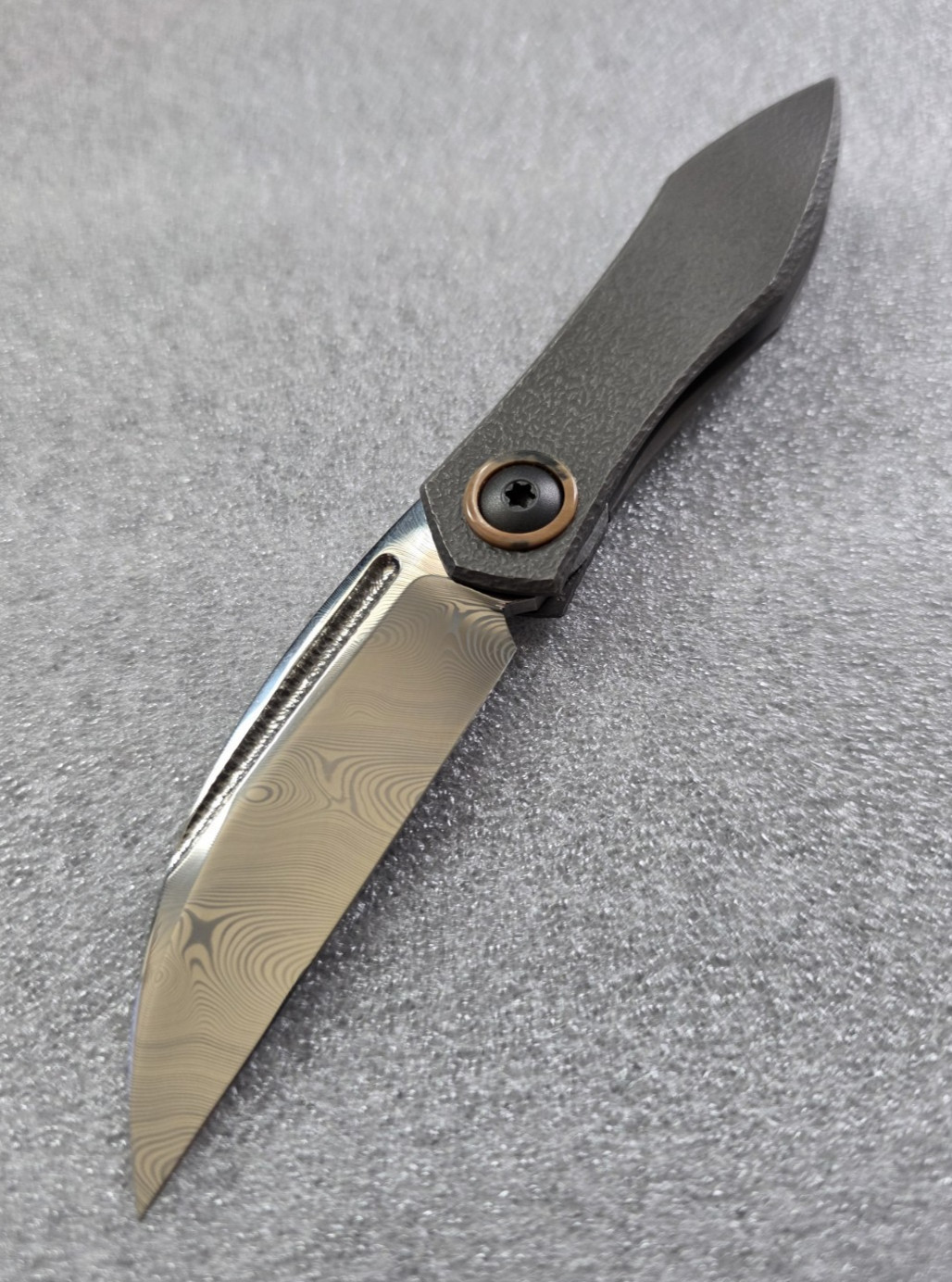 Peter Rassenti Knives Toad Integral, Polished Dense Twist Damasteel, Textured Ti Peter Rassenti Knives Toad Integral, Polished Dense Twist Damasteel, Textured Ti