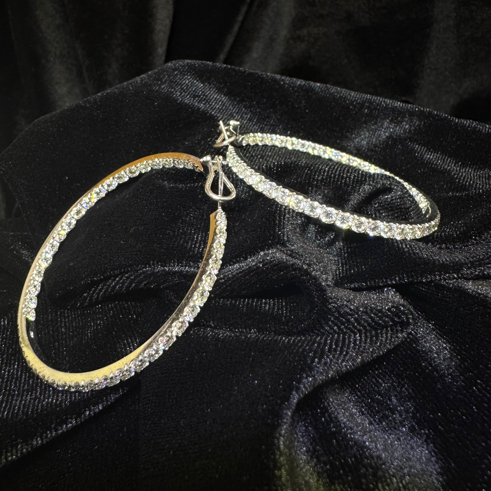 14K WHITE GOLD - DIAMOND (9.40Ct) INSIDE-OUT HOOP EARRINGS / EXQUISITE 14K WHITE GOLD - DIAMOND (9.40Ct) INSIDE-OUT HOOP EARRINGS / EXQUISITE