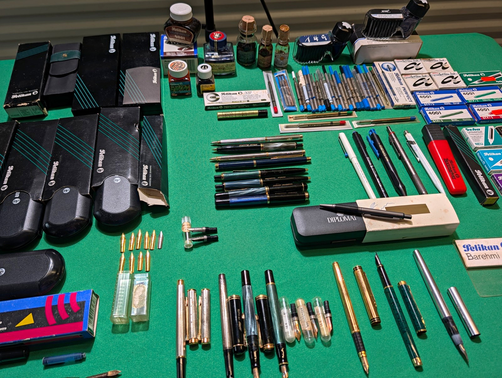 Huge 80/90s Pelikan Vintage Fountain Pen Lot includes 18K 14K Nibs *read descri Huge 80/90s Pelikan Vintage Fountain Pen Lot includes 18K 14K Nibs *read descri