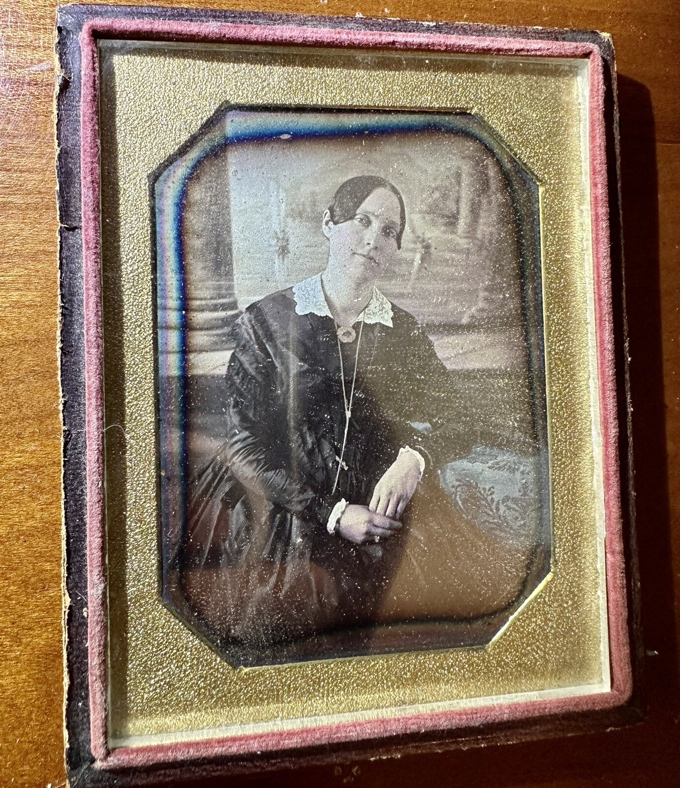 1840S DAGUERREOTYPE PHOTO PRETTY WOMAN, TINTED, PAINTED BACKDROP, SEALED ANTIQUE