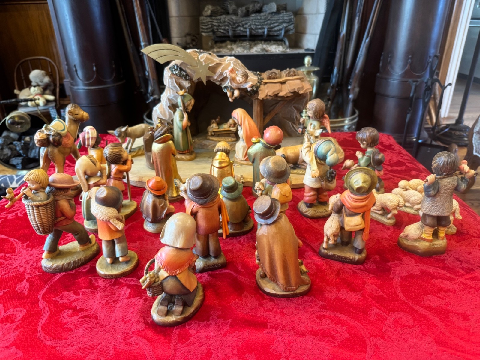 VINTAGE ANRI ITALY HAND CARVED WOODEN NATIVITY WITH MANGER LOT 31 