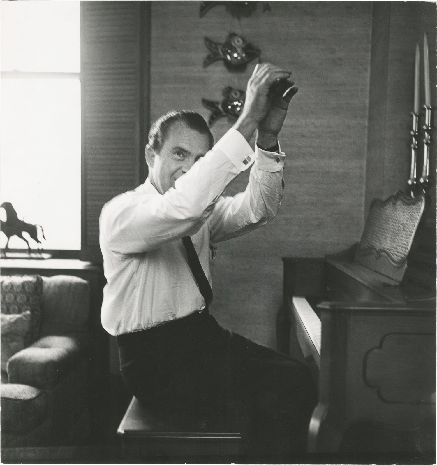 ORIGINAL PHOTOGRAPH OF RICHARD NIXON PLAYING THE PIANO 1967 #152020