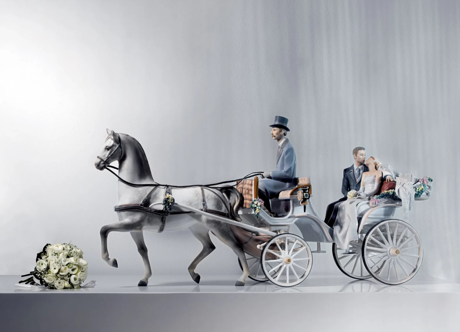 Lladro Bridal Carriage Couple Sculpture High Porcelain Limited 500 01001932 Lladro Bridal Carriage Couple Sculpture High Porcelain Limited 500 01001932
