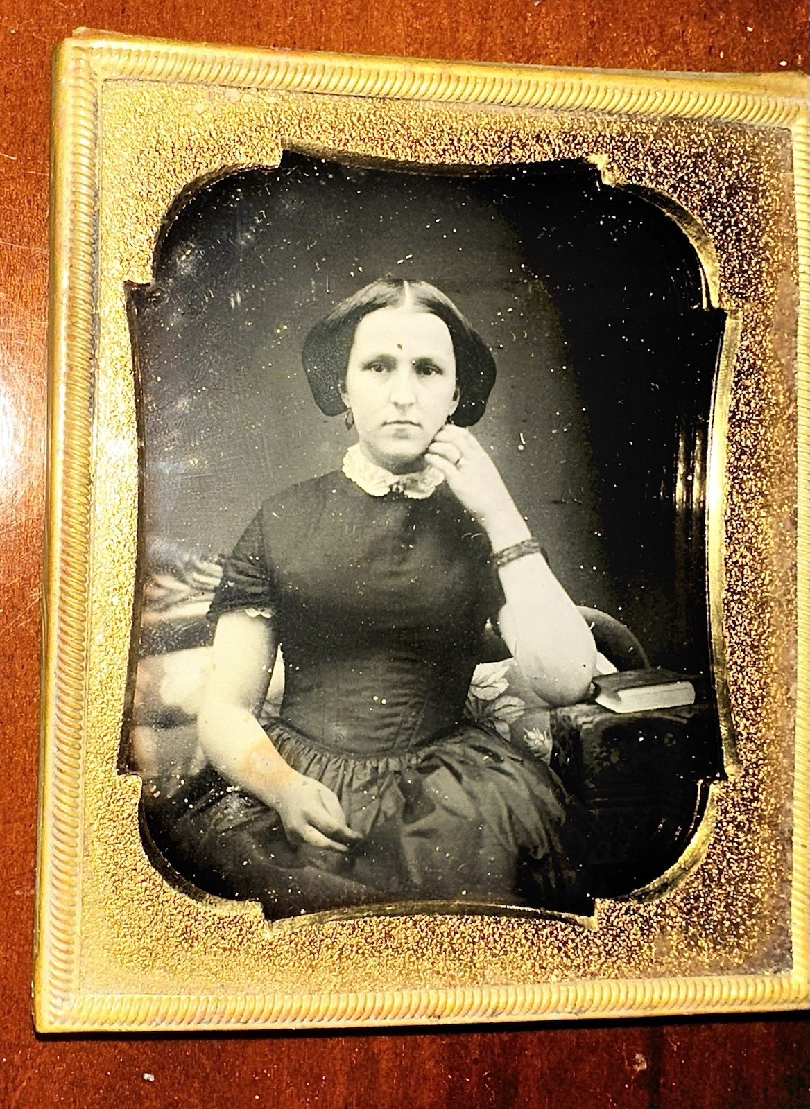 SEALED 1840S 50s DAGUERREOTYPE PHOTO PRETTY WOMAN WEARING HAIR BRACELET MEMORIAL