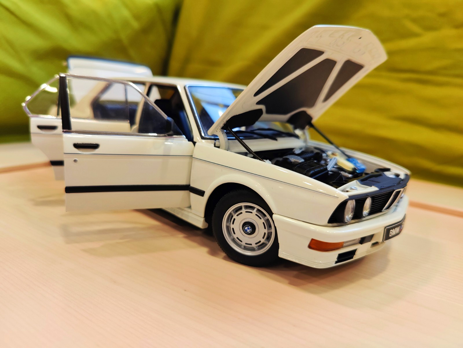 Ultra rare Autoart BMW e28 1985 M535i 1/18 Alpine White Diecast Scale Model M5