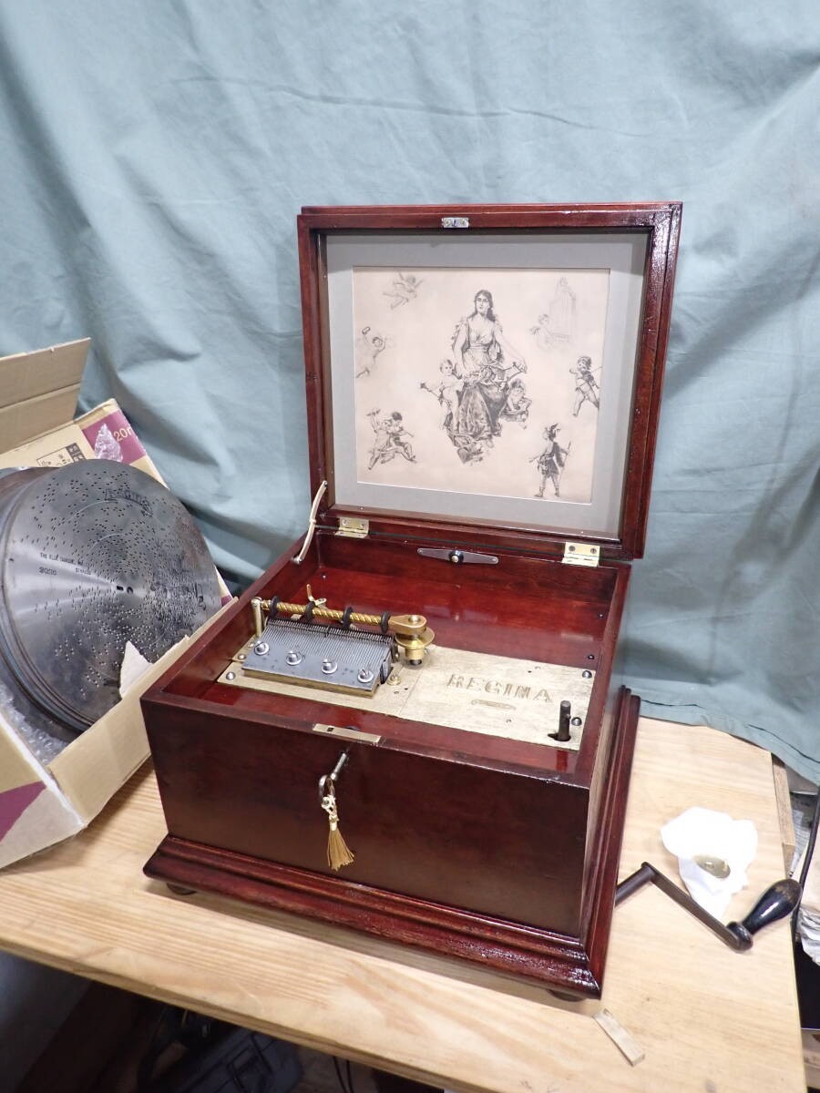 Regina 11-1/4in Mahogany Case Tabletop Disc Music Box Restored Interior Regina 11-1/4in Mahogany Case Tabletop Disc Music Box Restored Interior