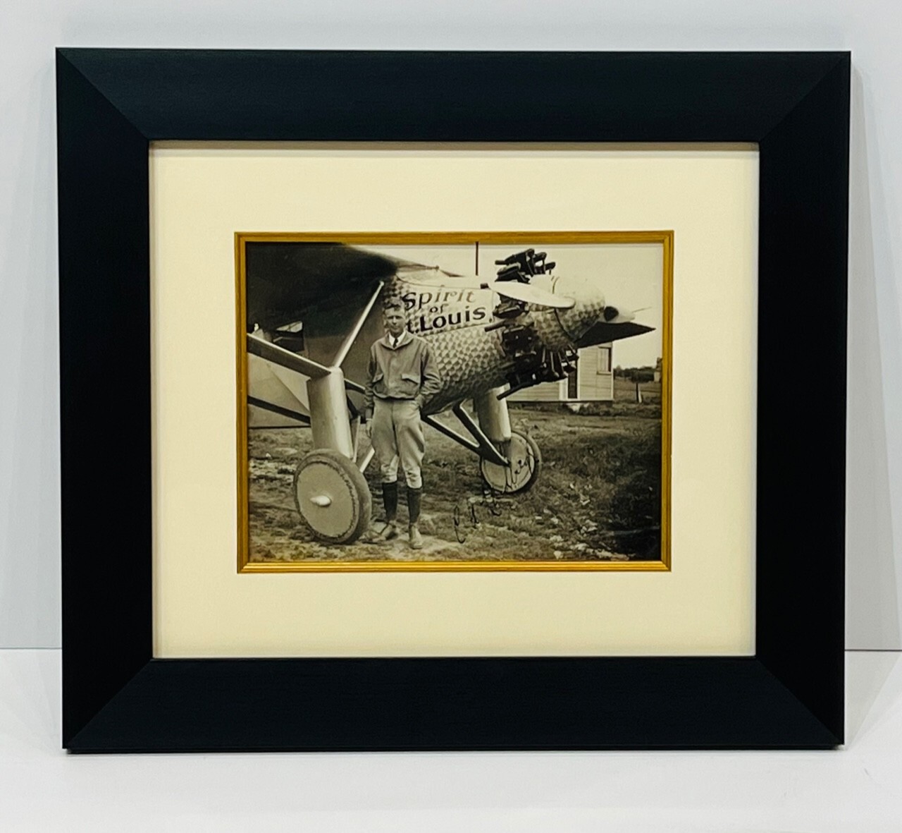 RARE FIND - HISTORIC HAND-SIGNED CHARLES LINDBERGH PHOTOGRAPH RARE FIND - HISTORIC HAND-SIGNED CHARLES LINDBERGH PHOTOGRAPH