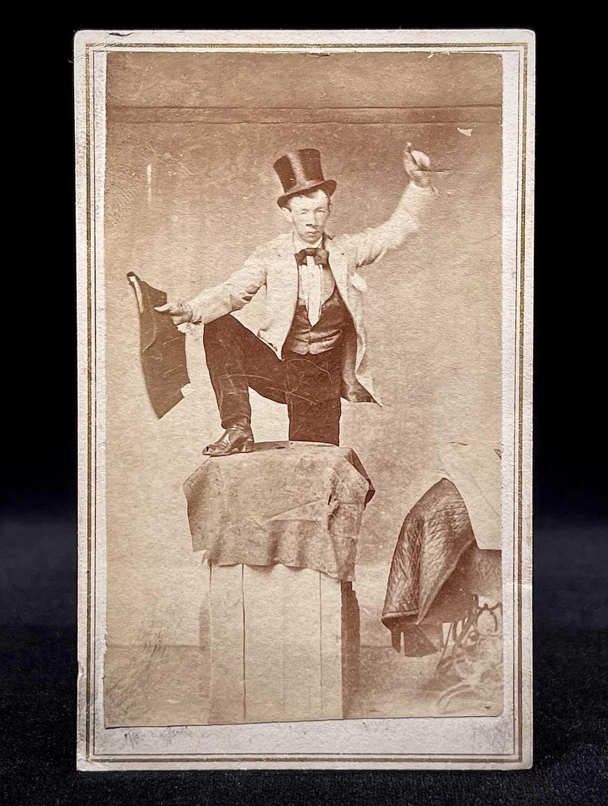 RARE CDV - ANIMATED SALESMAN OR BARKER - 