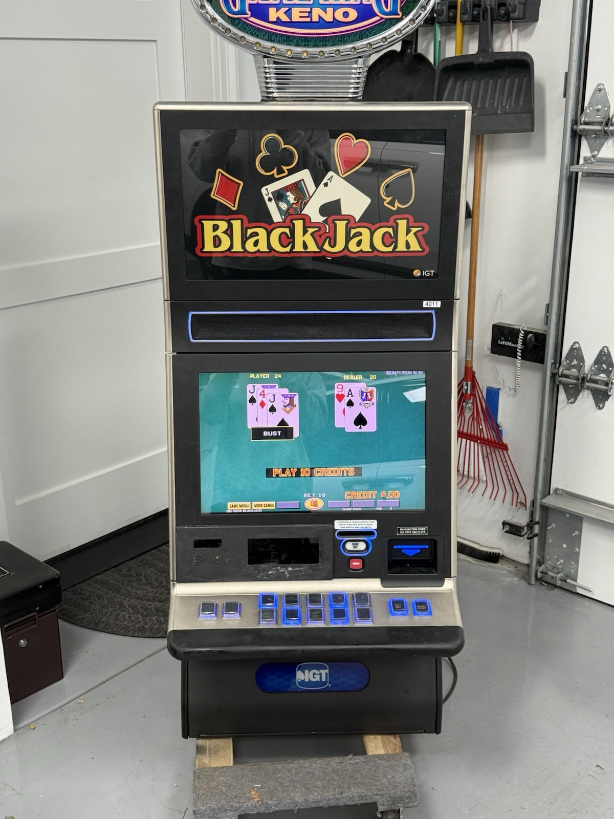 IGT Game King G23 Slot Machine With Ekey 7 IGT Game King G23 Slot Machine With Ekey 7