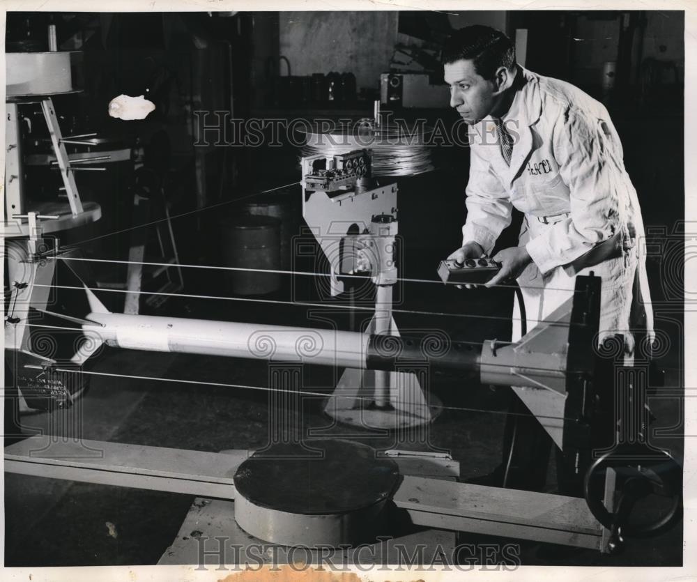 1953 Press Photo Westinghouse labs Dr ZM Shapiro & zirconium wire 1953 Press Photo Westinghouse labs Dr ZM Shapiro & zirconium wire