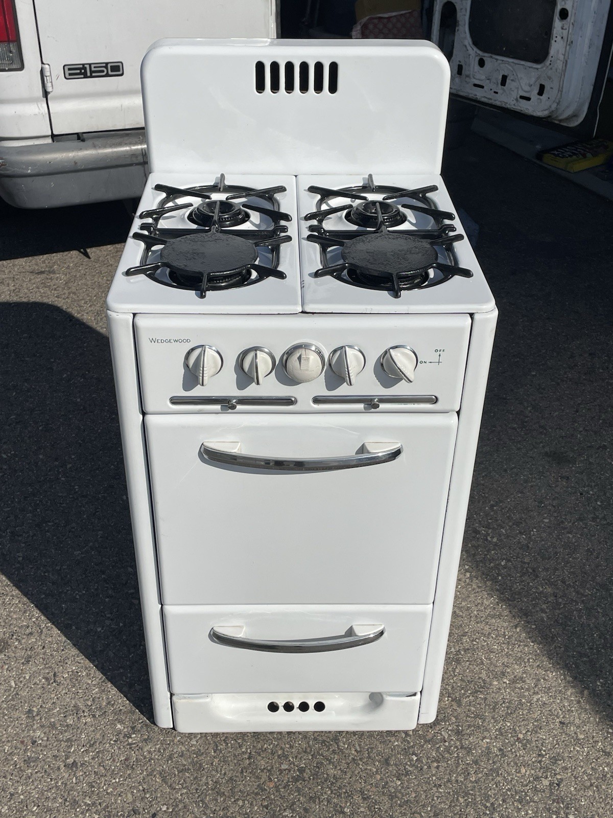 Beautiful White Wedgewood Antique 1950’s 22” Apartment Stove (Gas) Beautiful White Wedgewood Antique 1950’s 22” Apartment Stove (Gas)
