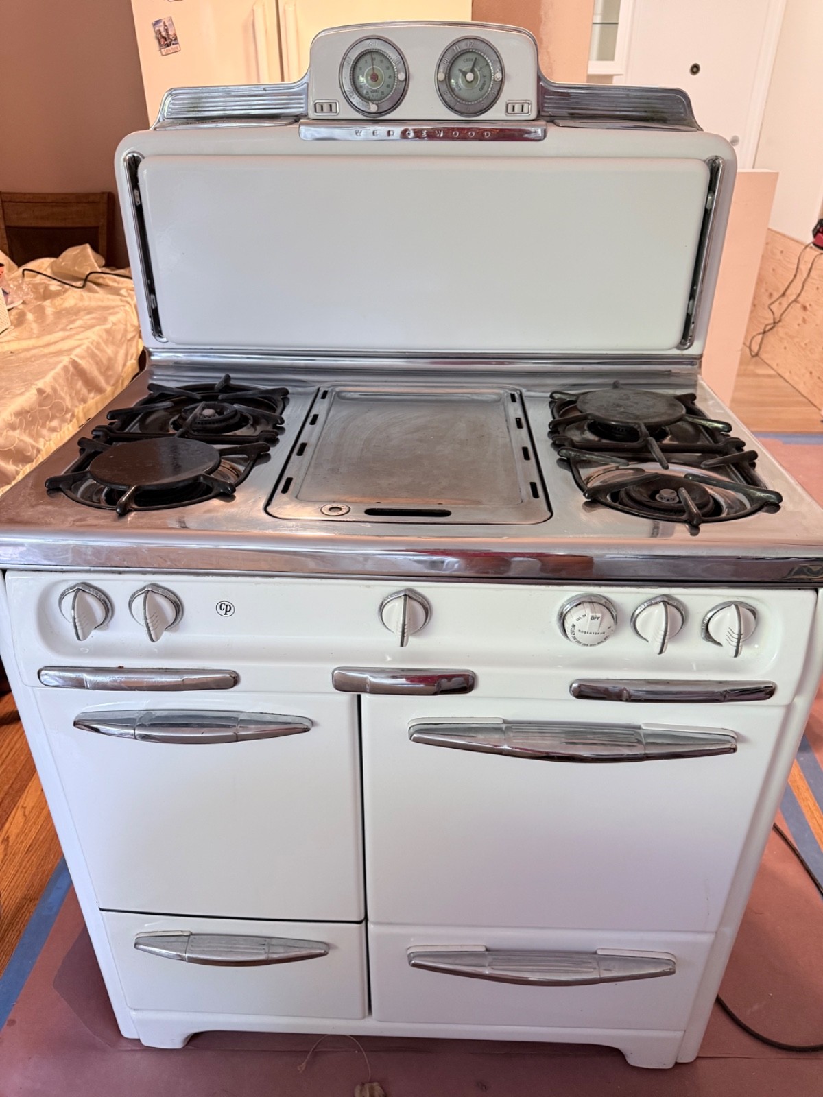 1950s Era Wedgewood Double Stove w/ 4 Burners   Griddle