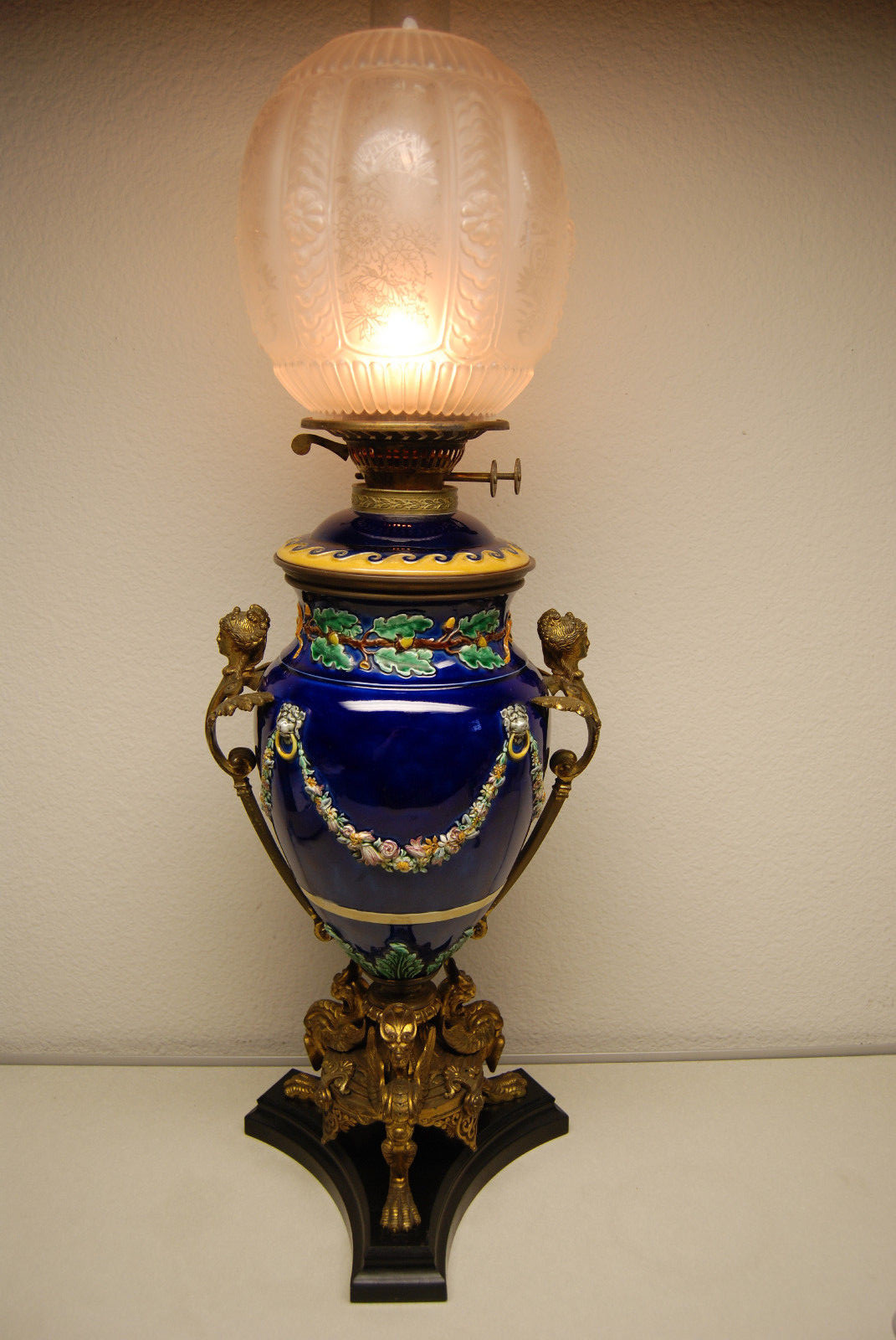 ANTIQUE KEROSENE OIL GWTW MAJOLICA PORCELAIN FRENCH NOUVEAU BRONZE ENGLISH LAMP