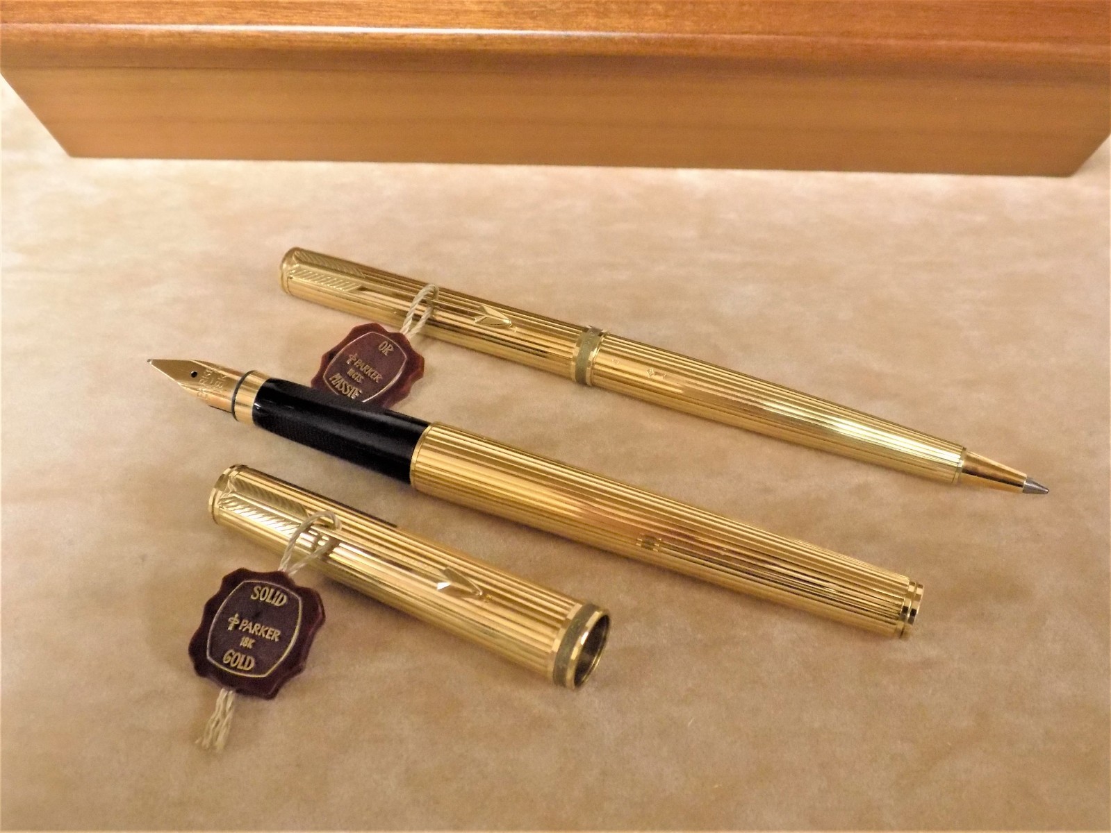 VINTAGE EXTREMELY RARE 18K SOLID GOLD PARKER PREMIER FOUNTAIN & BALL PEN SET NOS