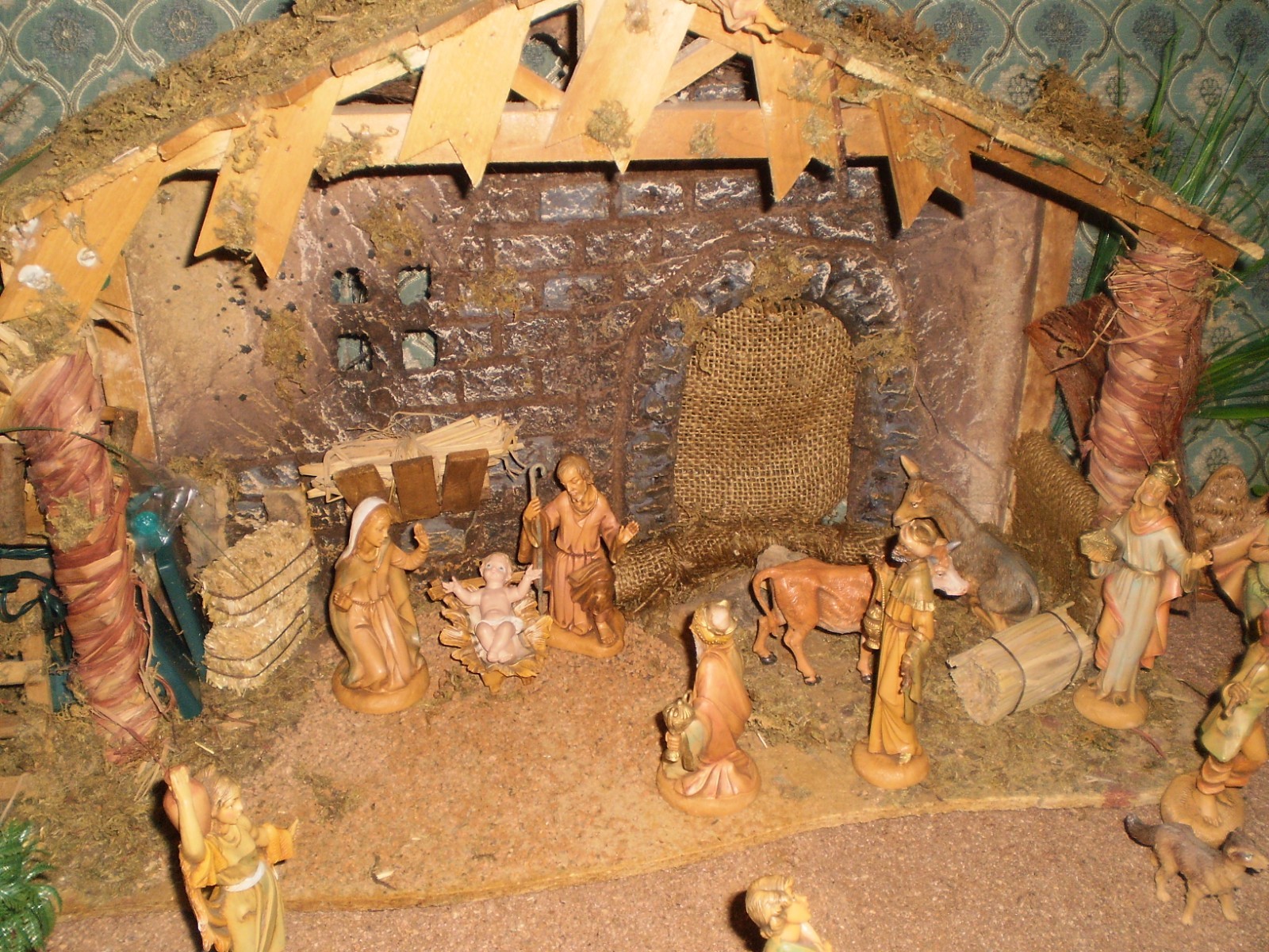 complete nativity set of Fontani figures and animals,stable, read description complete nativity set of Fontani figures and animals,stable, read description
