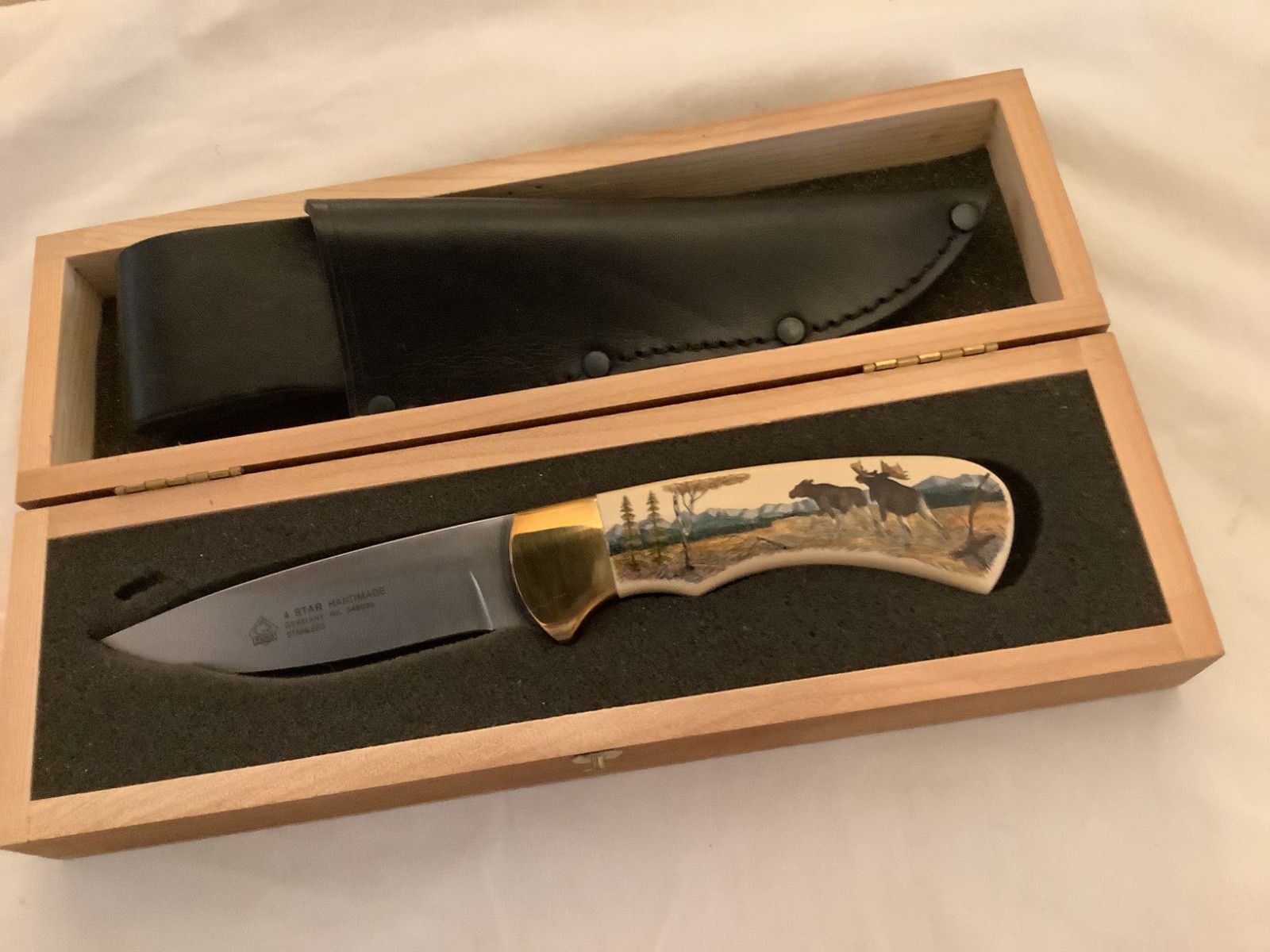 Puma American Wildlife color scrimshaw fixed blade. Puma American Wildlife color scrimshaw fixed blade.