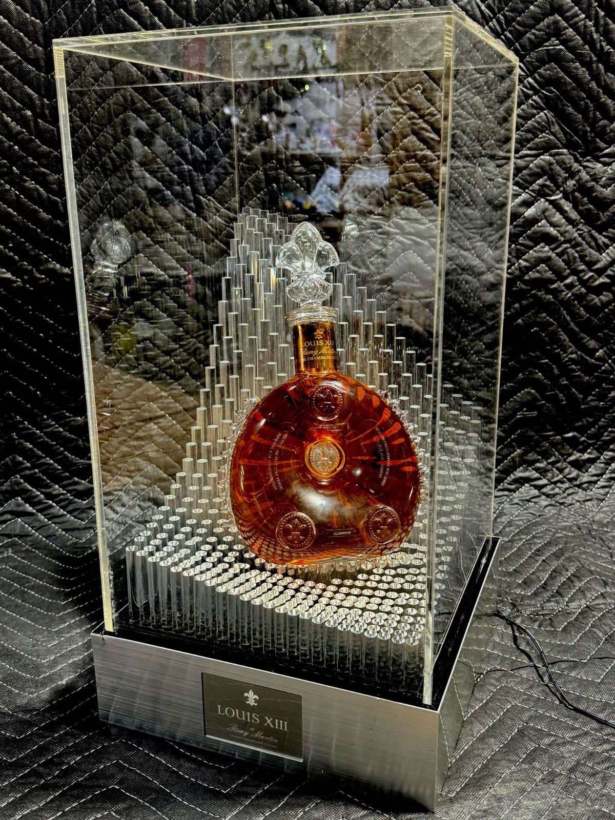 LOUIS XIII ILLUMINATING DISPLAY CASE STAND LOUIS XIII ILLUMINATING DISPLAY CASE STAND