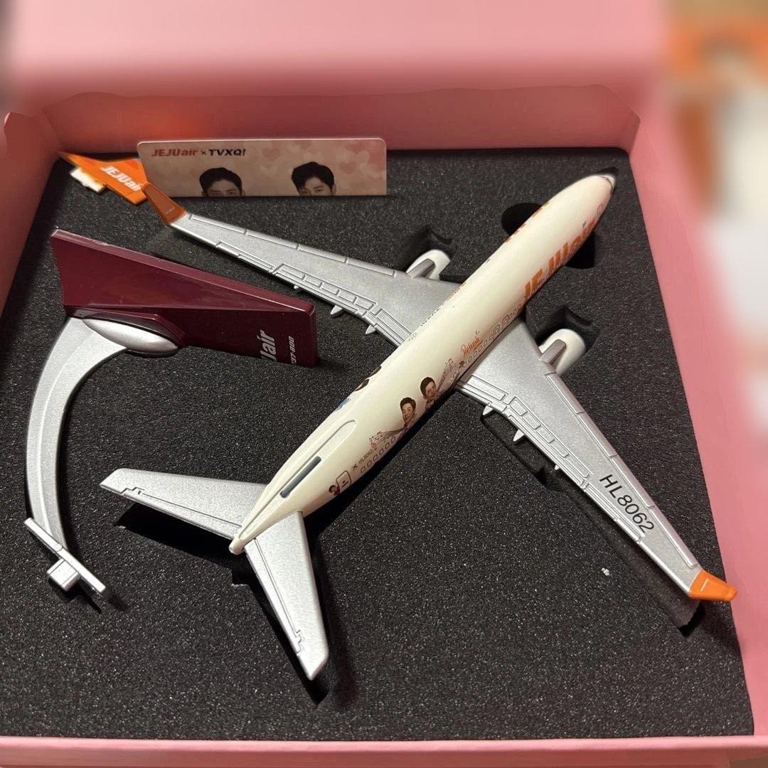 TVXQ Jeju Air B737-800, a limited edition set of aircraft models and related me TVXQ Jeju Air B737-800, a limited edition set of aircraft models and related me