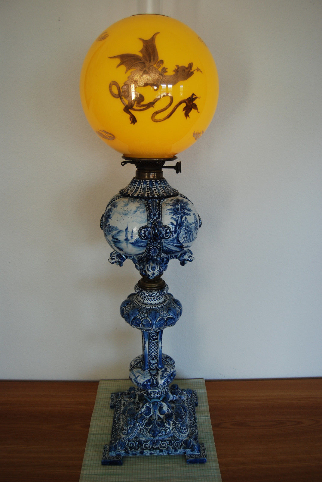 ANTIQUE KEROSENE DU ROND BONNETABLE DELFT MAJOLICA PORCELAIN CHINESE DRAGON LAMP ANTIQUE KEROSENE DU ROND BONNETABLE DELFT MAJOLICA PORCELAIN CHINESE DRAGON LAMP