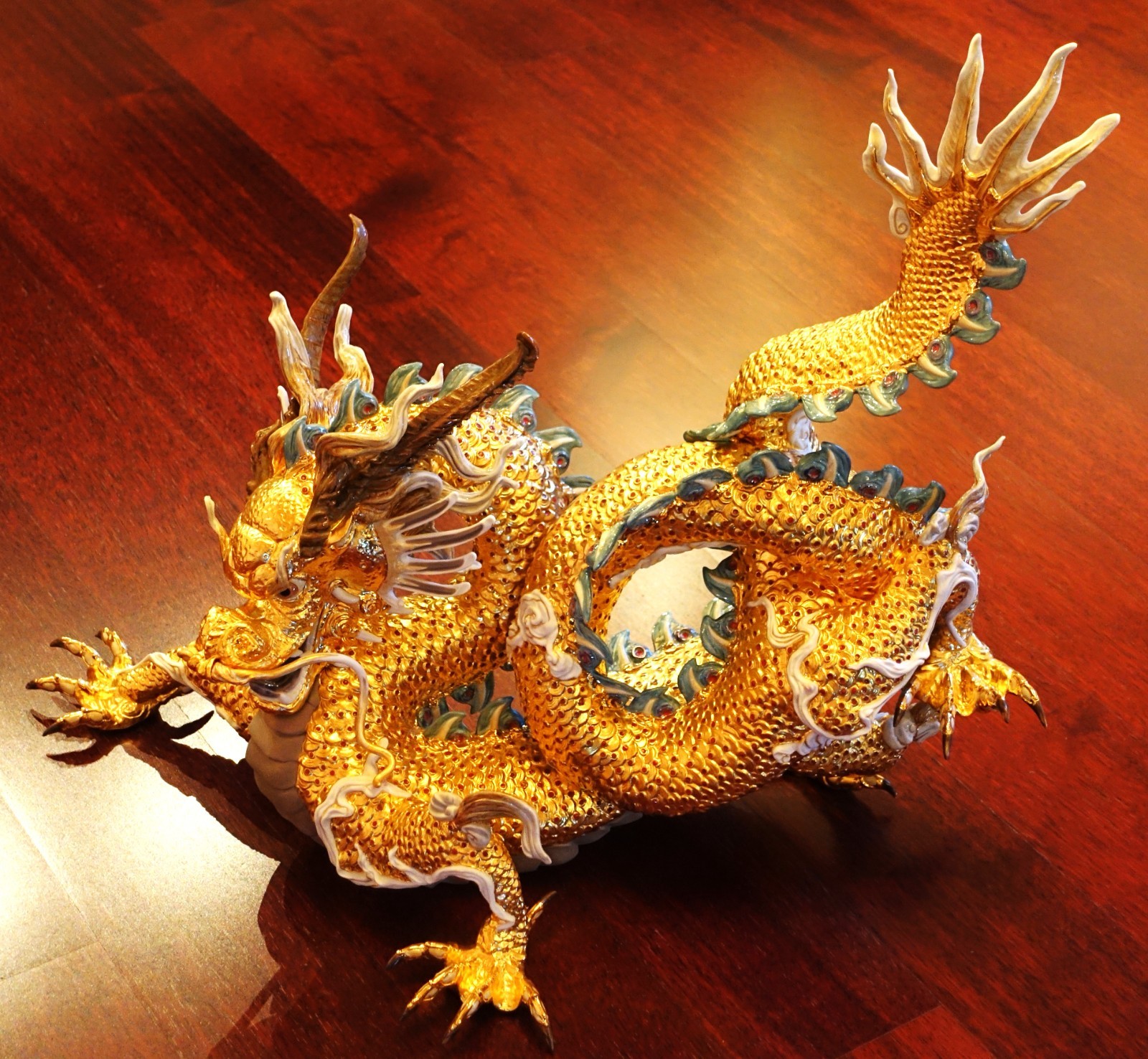Lladró High Porcelain LIMITED EDITION 01001973 Great Dragon (golden) *Retired* Lladró High Porcelain LIMITED EDITION 01001973 Great Dragon (golden) *Retired*