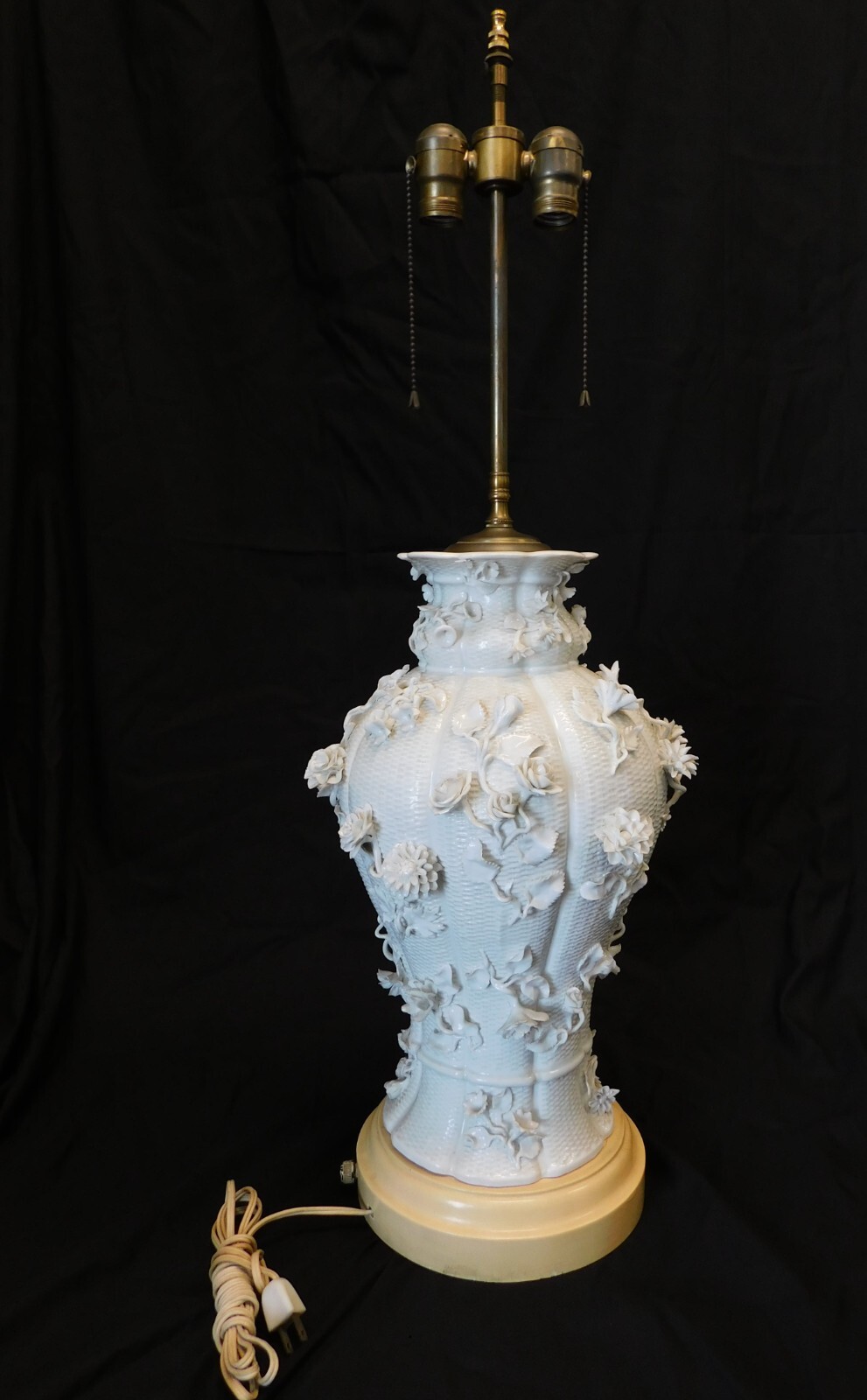 Rare - Vintage Blanc de Chine Table Lamp - Basket Weave and Chrysanthemum motif Rare - Vintage Blanc de Chine Table Lamp - Basket Weave and Chrysanthemum motif