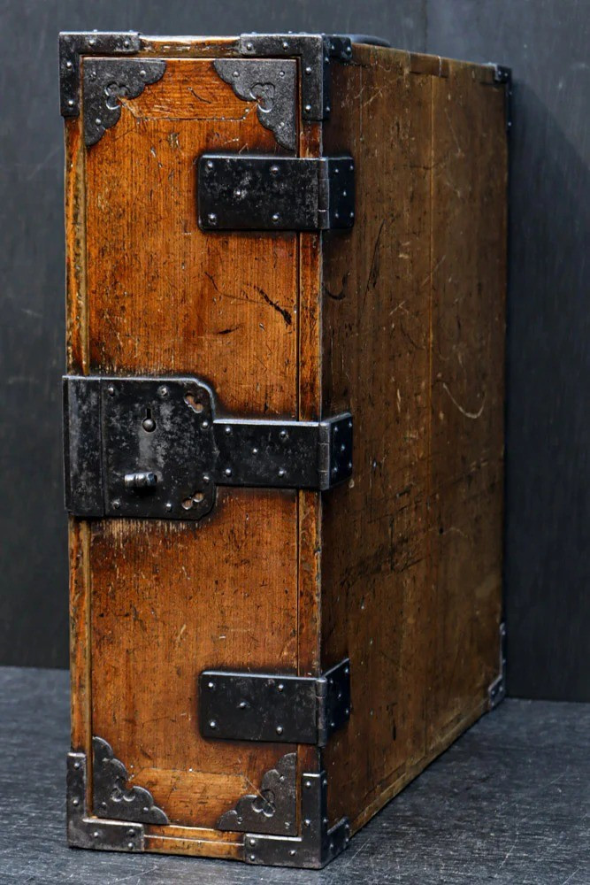 EDO period Japanese wooden safe box Hand-carry chest Lock Cedar h17.9