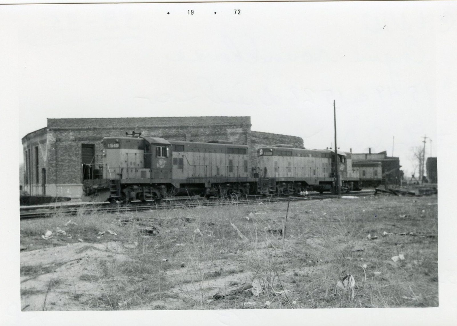 6E211 RP 1972 C&NW NORTH WESTERN RR LOCO 1549 1528 FOND DU LAC WI ROUNDHOUSE