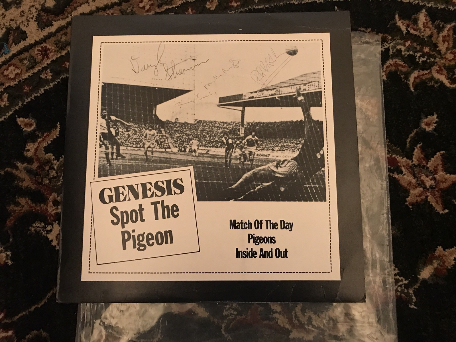 GENESIS - SPOT THE PIGEON AUTOGRAPHED / SIGNED ALBUM ( CD ) BY ALL PHIL COLLINS