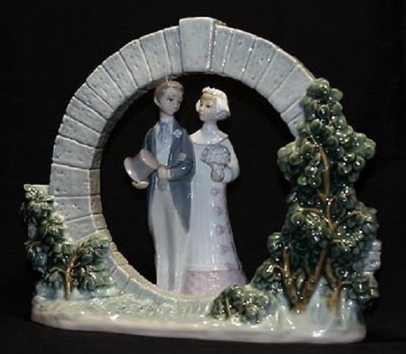 LLADRO Canopy Frame and Couple - Great gift for Parents LLADRO Canopy Frame and Couple - Great gift for Parents