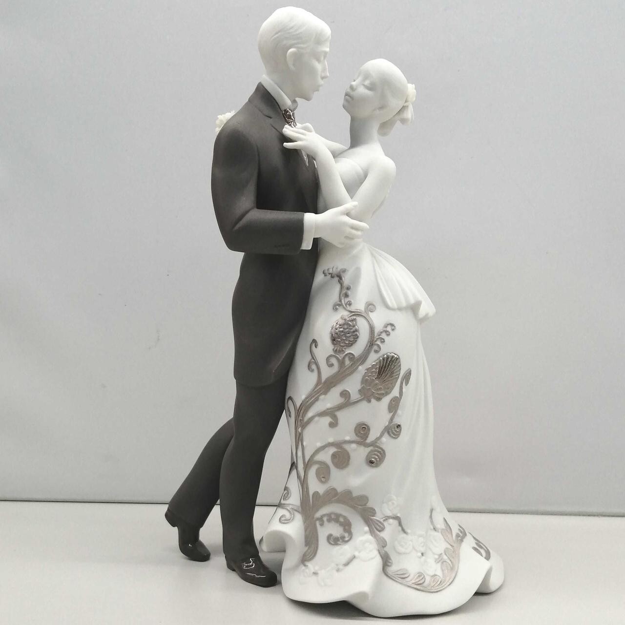 Lladro 1007193 The Waltz of Love RE-DECO Elegant Wedding Couple Figurine 2010 Lladro 1007193 The Waltz of Love RE-DECO Elegant Wedding Couple Figurine 2010