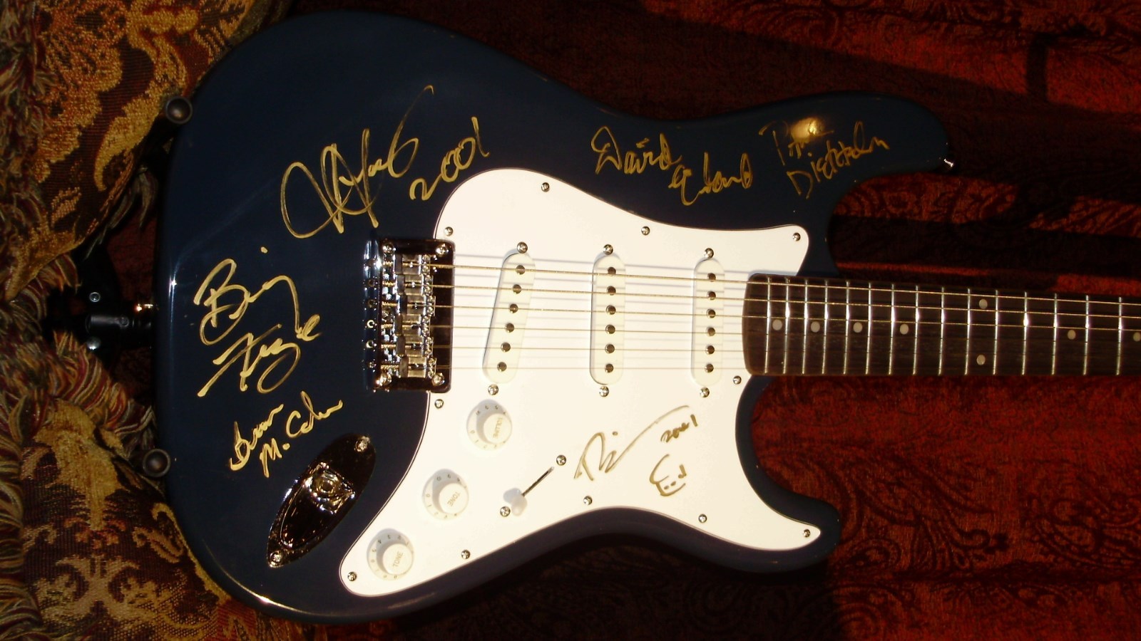 JONNY LANG AUTOGRAPHED / SIGNED FENDER GUITAR SIGNED BY ENTIRE BAND IN 2001