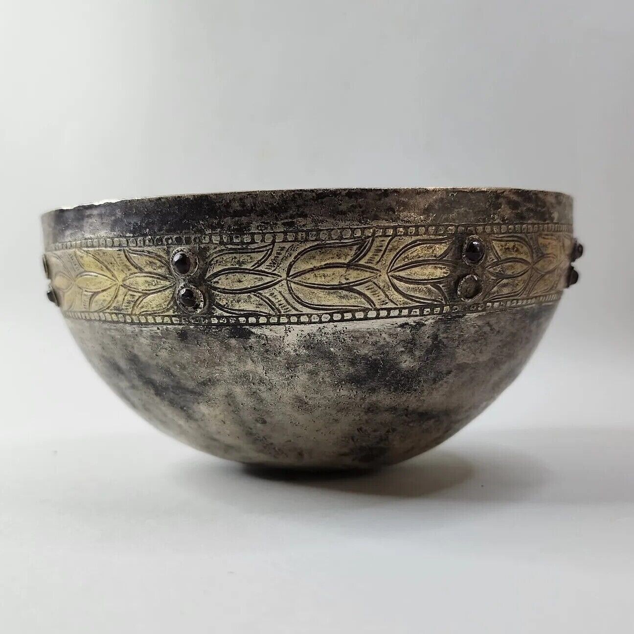 MUSEUM QUALITY SUPERB PARTHIAN SILVER GILT BOWL WITH GARNET STONE. 8cm height MUSEUM QUALITY SUPERB PARTHIAN SILVER GILT BOWL WITH GARNET STONE. 8cm height