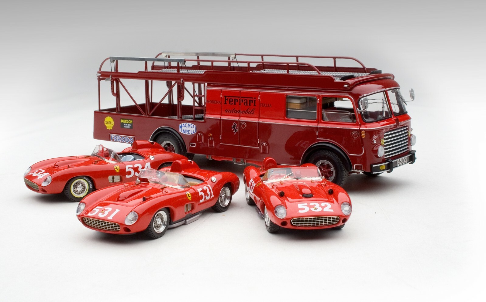 Exoto 43 | 1957 MILLE MIGLIA GIFT SET | Bartoletti 642 Scuderia Ferrari Exoto 43 | 1957 MILLE MIGLIA GIFT SET | Bartoletti 642 Scuderia Ferrari