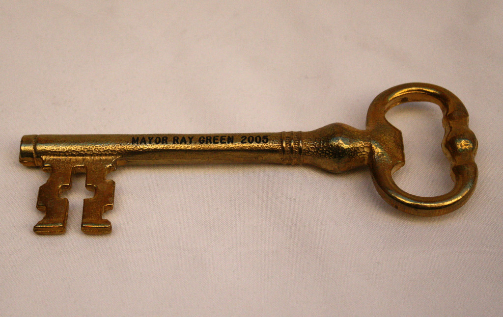 TONY CURTIS ESTATE KEY OF CITY OF SAN FRANCISCO PRESENTED TO T. CURTIS BY MAYOR TONY CURTIS ESTATE KEY OF CITY OF SAN FRANCISCO PRESENTED TO T. CURTIS BY MAYOR