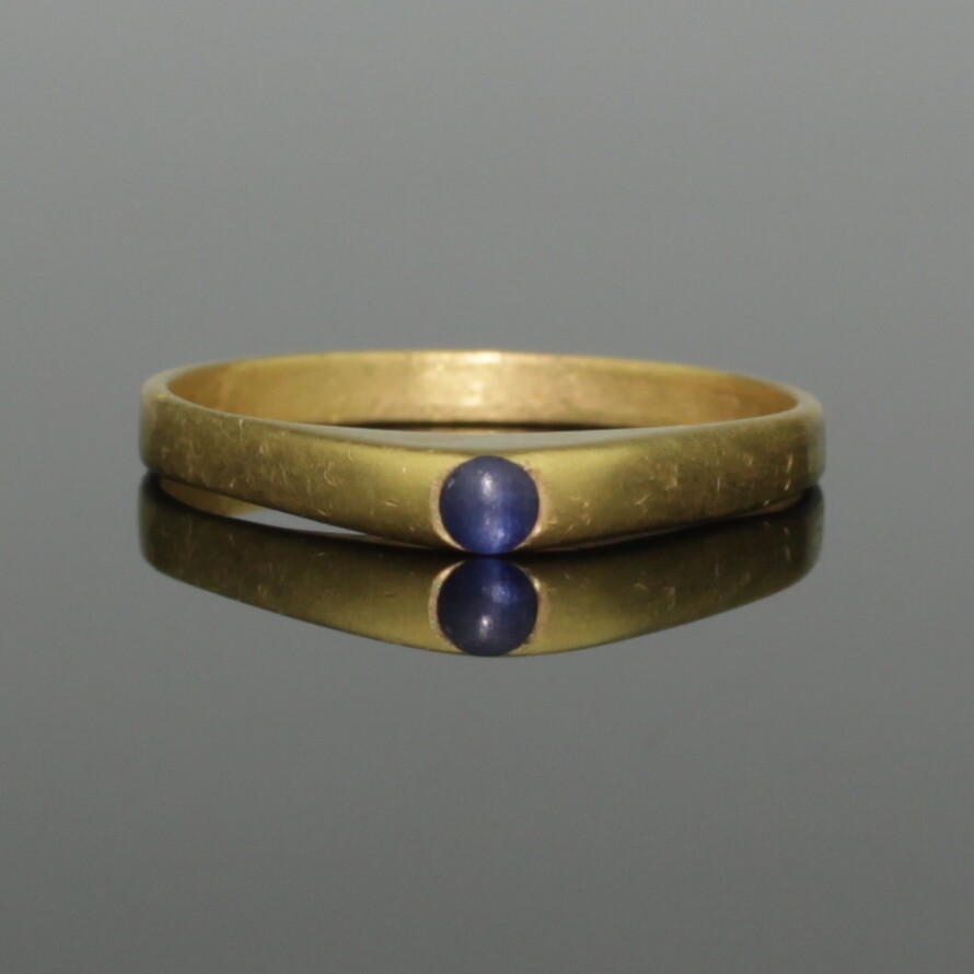 BEAUTIFUL MEDIEVAL GOLD & SAPPHIRE STIRRUP RING - CIRCA 14th-15th Century AD 86 BEAUTIFUL MEDIEVAL GOLD & SAPPHIRE STIRRUP RING - CIRCA 14th-15th Century AD 86