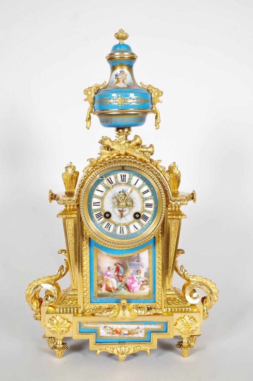 Louis XVI clock in gilded bronze and porcelain Sèvres style, circa 1880 Louis XVI clock in gilded bronze and porcelain Sèvres style, circa 1880