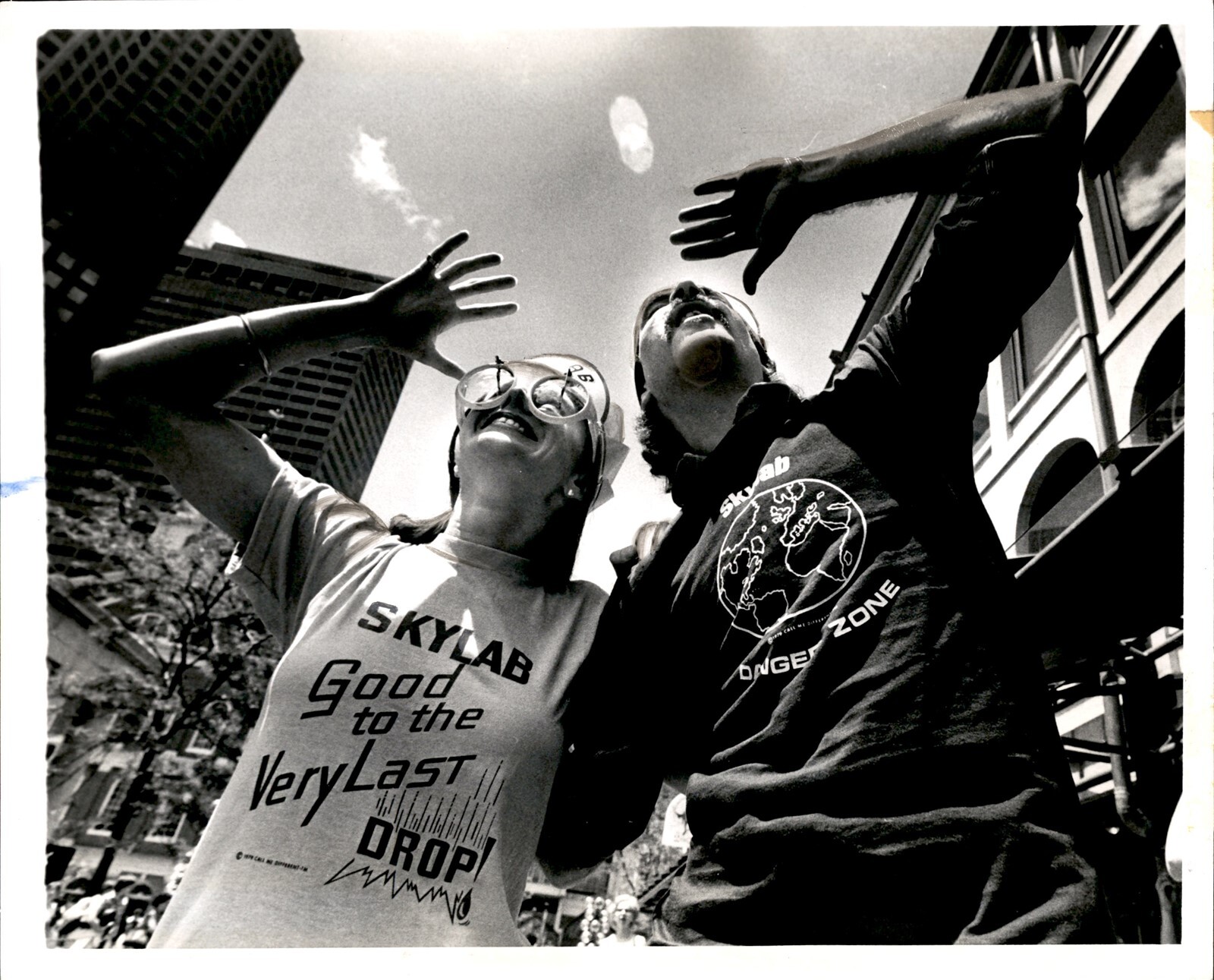 LD274 1979 Orig Ted Gartland Photo COUPLE WATCH SKYLAB DEBRIS ENTER ATMOSPHERE