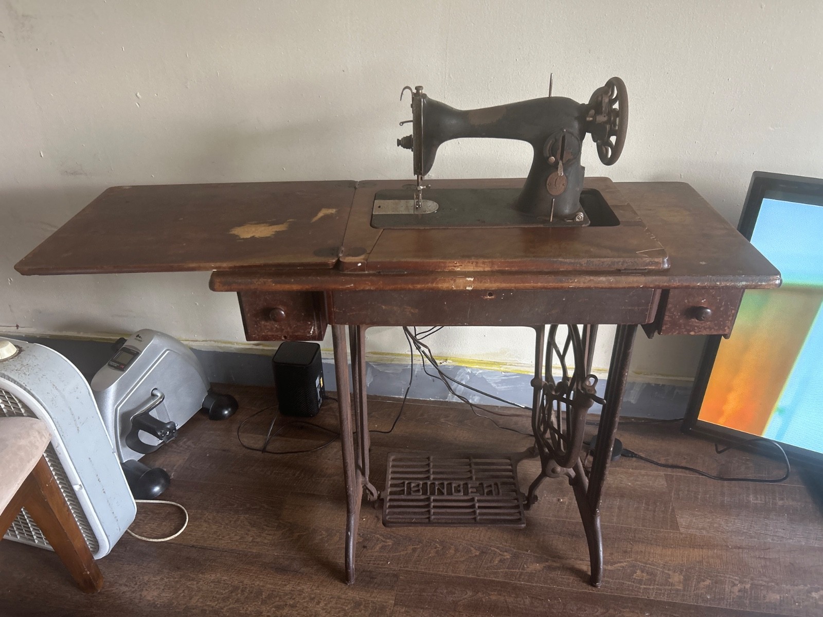 the singer portable electric sewing machine No. 99.13 the singer portable electric sewing machine No. 99.13