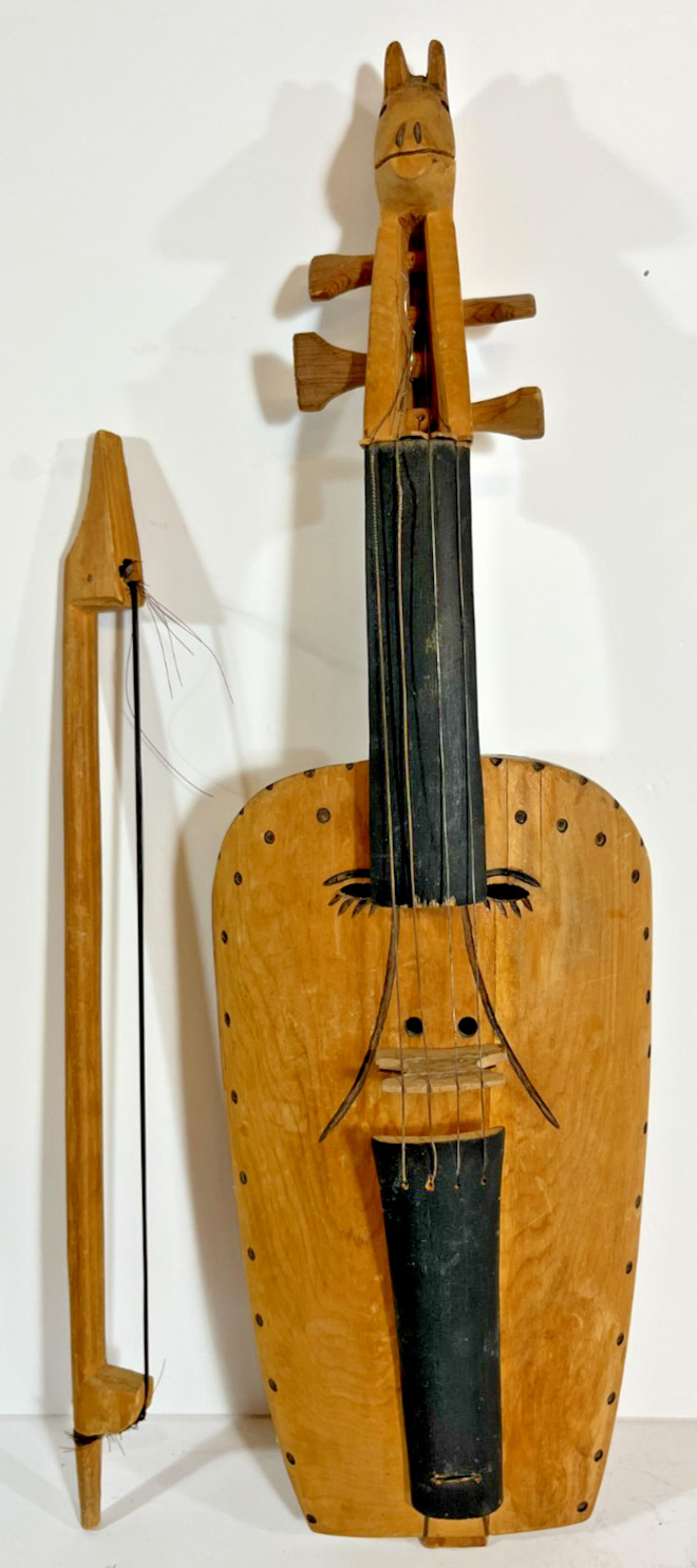 Vintage Rarámuri/ Tarahumara Native Indian Carved Folk Violin & Bow c. mid-1900s