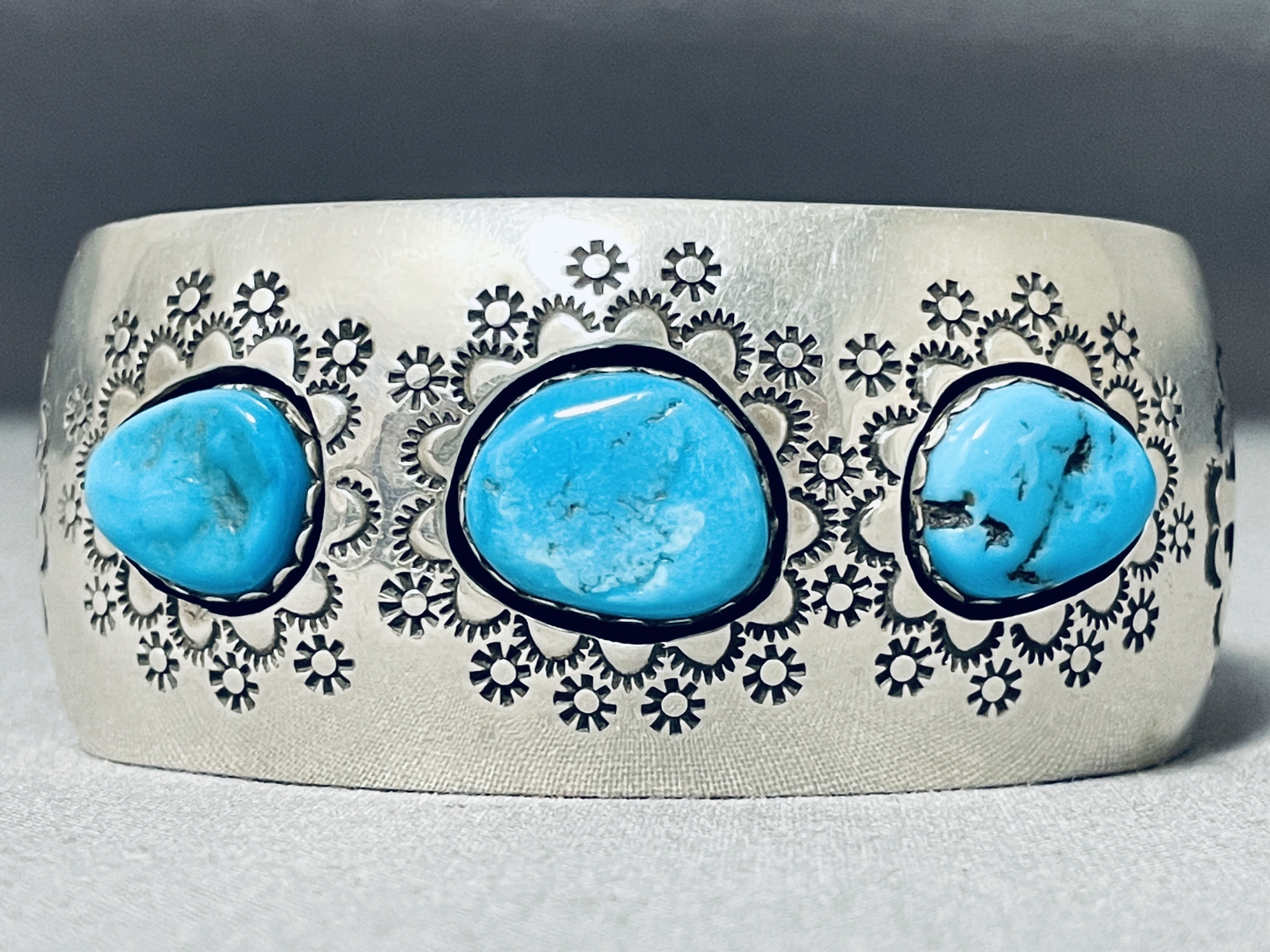 IMPORTANT WILFORD BEGAY VINTAGE NAVAJO TURQUOISE STERLING SILVER BRACELET IMPORTANT WILFORD BEGAY VINTAGE NAVAJO TURQUOISE STERLING SILVER BRACELET